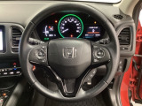 ハンドルにHondaセンシング系のクルーズコントロールやレーンキープアシストなどのスイッチと、オーディオの操作スイッチが装備されています。ハンドルから手を離さず安全に操作できます。