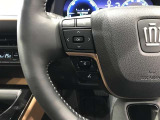 ステアリングスイッチ付きで、運転中に視線を前に向けたまま操作できます。