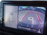 【アラウンドビューモニター&バックモニター】クルマを真上から見下ろしているかのような映像が表示され、周囲の状況がひと目で把握できるので、安心してスマートに駐車できます。駐車が苦手な方にオススメです!