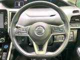 インテリアに合わせたデザインのステアリングは、運転される方のことも考え、運転しやすい形状、大きさです。是非一度、実際に触ってお確かめください。