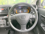 インテリアに合わせたデザインのステアリングは、運転される方のことも考え、運転しやすい形状、大きさです。是非一度、実際に触ってお確かめください。