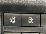 両側パワースライドドアを採用しており、運転席から簡単に開閉操作が可能です。駐車場や狭い場所でも扱いやすく、乗車時・降車時の負担を軽減します。