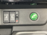 リアドアは乗り降りに便利な両側電動スライドドアです。また運転席に座っていながらスイッチ操作で自在にスライドドアを開け閉めできます。燃費に役立つECONボタンもここです。