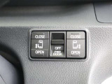 左右自動ドア操作スゥッチです。運転席で操作出来るのは、お子様、お年寄りの方等が座られた折に運転席からコントロール出来ますと安心ですよ。