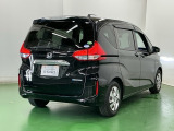 プライバシーガラスが装備されています。外を見るときには気にならずに、後方車両からは車内が見えにくくなってます