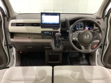 車内は光触媒抗菌消臭施工済です。インパネ周りはスタイリッシュなデザインで機能や装備も充実しています。グローブボックスやカップホルダーのほかにトレーなどたくさんの収納スペースが付いています。