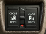 【両側パワースライドドア】両側がパワースライドドアになっており、運転席のスイッチやスマートキーでも開閉が可能です!開口部も広いので乗り降りも楽々♪