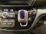 ハイブリッド専用セレクトレバーです。シフトチェンジを電子信号で送信するセレクトレバーを採用していますので、軽快でスマートな操作を楽しめます。