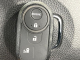 【Hondaスマートキー】カバンやポケットに入れたままでもドアの施錠・解錠が可能なスマートキーを装備。エンジンのオン・オフ時もカギを取り出す必要が無いからとっても便利です♪