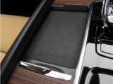 対応機種のスマートフォンを、トンネルコンソールの下のラバープレートに置いておくだけで充電可能。センターディスプレイの機能ビューを使用して、充電プレートのオンとオフを切り替えることができます。