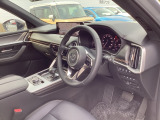 必要な情報を伝え安全運転に寄与するメーターパネルと正確な操作性を約束するステアリングが人馬一体のドライビングに役立ちます