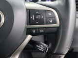 レーダークルーズコントロール(全車速追従機能付)が装備されています。高速道路で定速走行だけでなく、0km/hから約100km/hの広い範囲で先行車との車間距離を適切に保ちながら追従走行ができます。