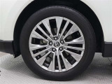 高輝度シルバー塗装された19インチアルミホイールが装着されています。タイヤサイズ225/55R19
