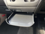 シフトレバーの下に小物置きがあります!