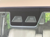 【スマートアシスト】走行中に前方の車両等を認識し、衝突しそうな時は警報とブレーキで衝突回避と被害軽減をアシスト。より安全にドライブをお楽しみいただけます。