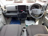 [フロントシート]インパネにシフトが付いているので足元広々!運転席から助手席の移動も楽々♪どちらからでも乗り降り出来るので、狭い場所の乗り降りも楽ちんですよ♪