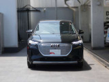 Audi Q4 Sportback e-troはエレガンスを極めた一台です。SUVの力強さとクーペを想わせる優美なシルエットを兼ね備え、Audiの電気自動車であることを主張する先進的なデザインエレメントを散りばめました。