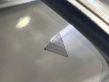 【ブラインドスポットモニタリング】走行中、ドアミラーの死角になりやすい箇所に後続車が接近するとサイドミラー付近に警告を表示、ドライバーに注意喚起をしてくれます。