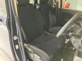 運転席、助手席です。座面も広くゆったりと座れてアームレストも付いているので重宝します。