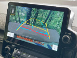 【バックカメラ】駐車時に後方がリアルタイム映像で確認できます。大型商業施設や立体駐車場での駐車時や、夜間のバック時に大活躍!運転スキルに関わらず、今や必須となった装備のひとつです!
