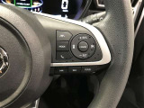 ステアリングスイッチ付きで、運転中に視線を前に向けたまま操作できます。