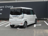 全周囲カメラが付いています。後ろはもちろん隣の駐車ラインまで見れますので車庫入れが簡単で楽しくなりそうです。