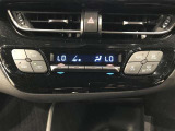 【オートエアコン】一度お好みの温度に設定すれば、車内の温度を検知し風量や温度を自動で調整してくれます。
