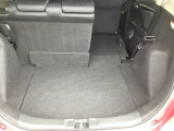 後席は分割可倒式で、用途に合わせてアレンジ可能。荷物の量や乗車人数に応じて柔軟に使える便利なシートです。
