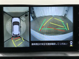 【パノラミックビューモニター】専用のカメラにより、上から見下ろしたような視点で360度車の周囲を確認することができます。