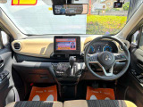 運転廻りの画像です!操作スイッチ類もキレイな状態です。専門スタッフが内外装を清掃・きめ細かい箇所までクリーニングしています。