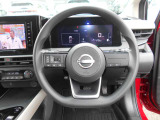 ステアリングハンドルです。オーディオコントロールスイッチが付いて運転中でも手元でオーディオの操作が出来て便利ですよ。