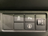 ハンドルの右側にはヘットライトリベライザーとHondaセンシング用のメインスイッチがついています。ヘッドライトリベライザーは道路状況や積荷の加重に応じてライトの高さを調節できます。