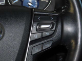 ステアリングスイッチ付きで、運転中に視線を前に向けたまま操作できます。