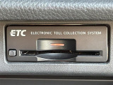 【ETC】有料道路を利用する際に料金所で停止することなく通過できる、ETC車載器(ノンストップ自動料金収受システム機器)が装備されています。セットアップを行うことで利用可能になります。