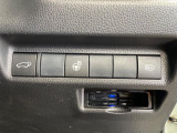 【ステアリングヒーター】冬場に冷たくなりやすい革巻きステアリングを、スイッチ一つで素早く適温に!エアコンよりも早く温まってくれるので、寒い日の運転も快適になりますね♪