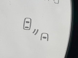 【ブラインドスポットモニター】走行中、ドアミラーの死角になりやすい箇所に後続車が接近するとサイドミラー付近に警告を表示、ドライバーに注意喚起をしてくれます。