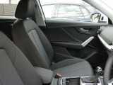 Audiでは独自の基準をクリアした車だけをAudi認定中古車として認めています。全ての条件を満たした車だけが、認定資格を持つテクニシャンの手による100項目にも及ぶ点検・整備を受け、お客様のもとへ届けられます。