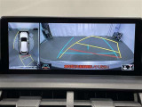 【パノラミックビューモニター】専用のカメラにより、上から見下ろしたような視点で360度車の周囲を確認することができます。