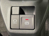 指先だけで簡単に操作が可能な電動パーキングブレーキを採用。「HOLD」スイッチを押すと、渋滞や信号待ちなどでブレーキペダルから足を離しても、ブレーキを保持するので安心です