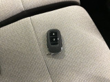 スマートキー装備。 キーをポケットに入れたままでもドアのロック&アンロックができ、雨の日や、荷物の多い時に大活躍です。