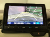 【リアカメラ】後方の距離感や障害物を、モニター越しにそっと教えてくれる機能です。見えにくい場所を確認できる安心感が、落ち着いたハンドル操作を支えます。