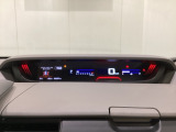 デジタル表示のスピードメーターとタコメーターを大きく配した見やすいメーター部になっています。左側のインフォメーション画面でオドメーターや燃費などの情報を確認できます。
