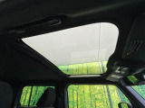 【ガラスルーフ】ガラスルーフ搭載で車内の解放感が一気にアップ!開放的なドライブをお楽しみいただけます。