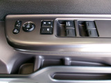 運転席から全ての窓の開閉ができます。ウィンドウロック機能はお子様のいたずら防止に有効です。