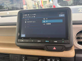 カーナビ付きです。カーナビの機能や保証につきましては、担当スタッフまでお尋ねください。