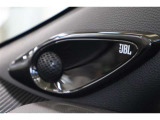 車内空間にクリアでパワフルな心地よいサウンドを響かせる『JBLサウンドシステム』を搭載。音の良さはもちろんのこと、音楽の魅力をダイレクトに感じることが出来るクオリティの高いサウンドが楽しめます。