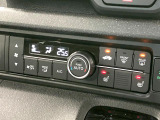 【オートエアコン】一度お好みの温度に設定すれば、車内の温度を検知し風量や温度を自動で調整。暑い&hellip;寒い&hellip;と何度もスイッチ操作をする必要はありません。快適な車内空間には必須の機能ですね♪
