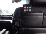 運転席後ろには小さなポケット付きで、リヤモニターのリモコンも収納可能!
