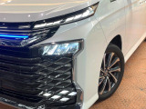 【LEDヘッドライト】悪天候や夜間走行時も良好な視界を確保し安心して運転できる高輝度LEDヘッドライトを装備!点灯速度が早く、消費電力も抑えられています。