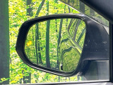 【ブラインドスポットモニター】走行中、ドアミラーの死角になりやすい箇所に後続車が接近するとサイドミラーのレンズに警告を表示!ドライバーに注意喚起をしてくれます。